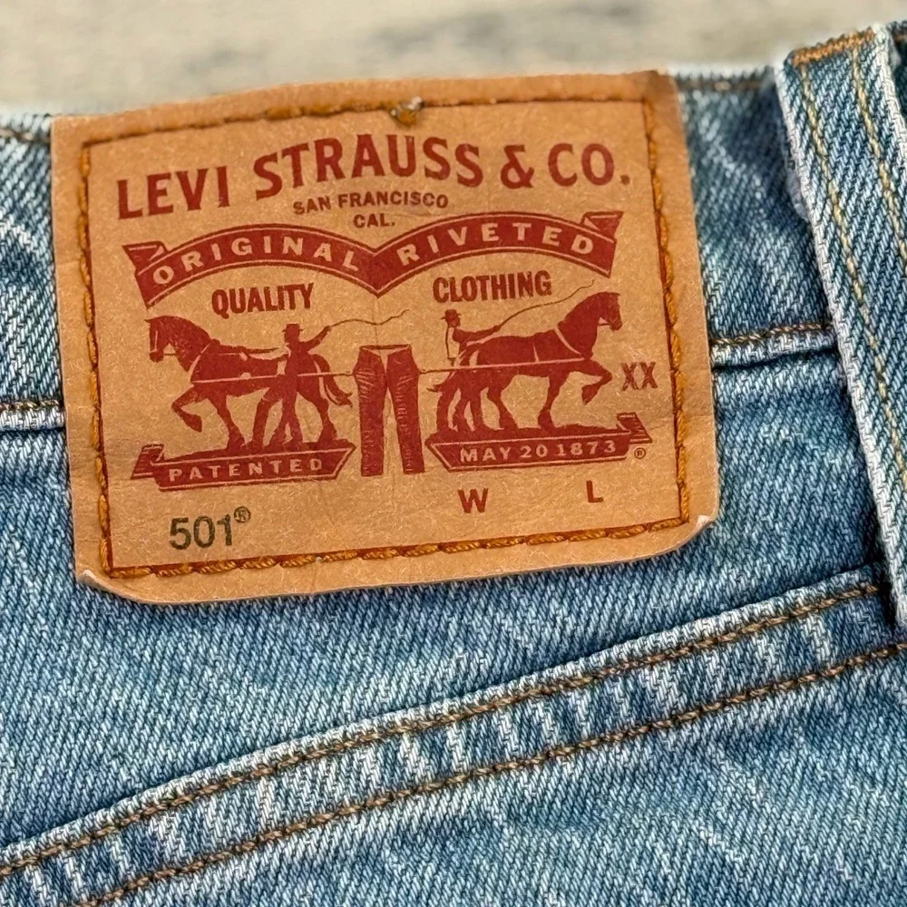 Levis 501 Original High Rise Denim Shorts Medium Wash Cut Off Size 26 56327-0251